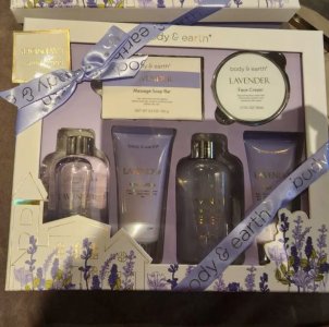 Body & Earth Shower gel Gift Set ชุดของขวัญกลิ่นลาเวนเดอร์ 1เซท = 6 ชิ้น ประกอบด้วย  1.Bubble bath 2.Shower gel 3.Body lotion 4.Hand lotion 5.Soap 6.Face cream