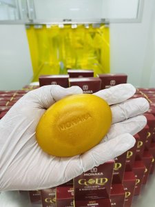 สบู่มนนาคาโกลด์[พัฒนาสูตรมาจากAuraOrn]มีส่วนผสมถึง12ชนิด แพ๊ค20ก้อนก้อนละ100กรัม/เลขจดแจ้ง10-1-6800037407